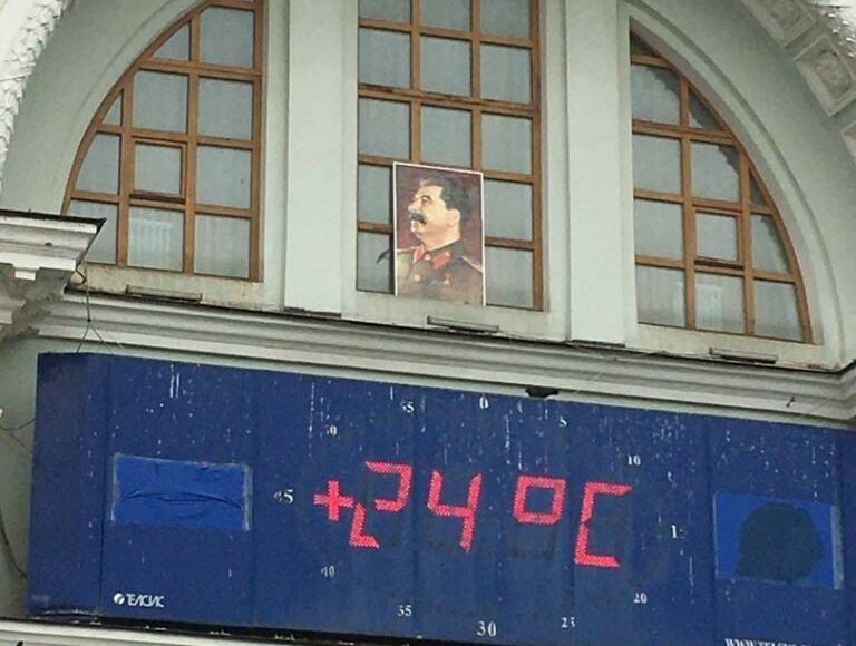 Жителей оккупированного Донецка возмутило появление портрета Сталина на ж/д вокзале города (фото)