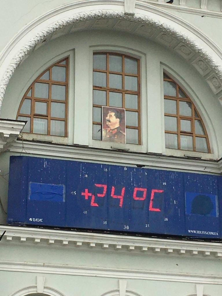 Жителей оккупированного Донецка возмутило появление портрета Сталина на ж/д вокзале города (фото)