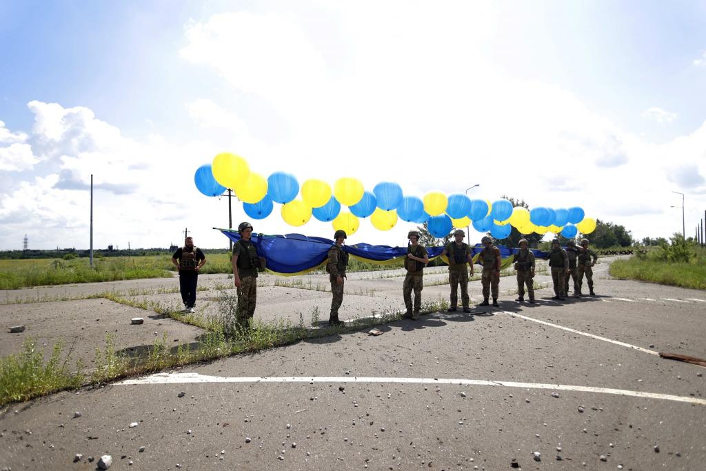 В сторону оккупированного Донецка украинские защитники запустили 12-метровый флаг Украины