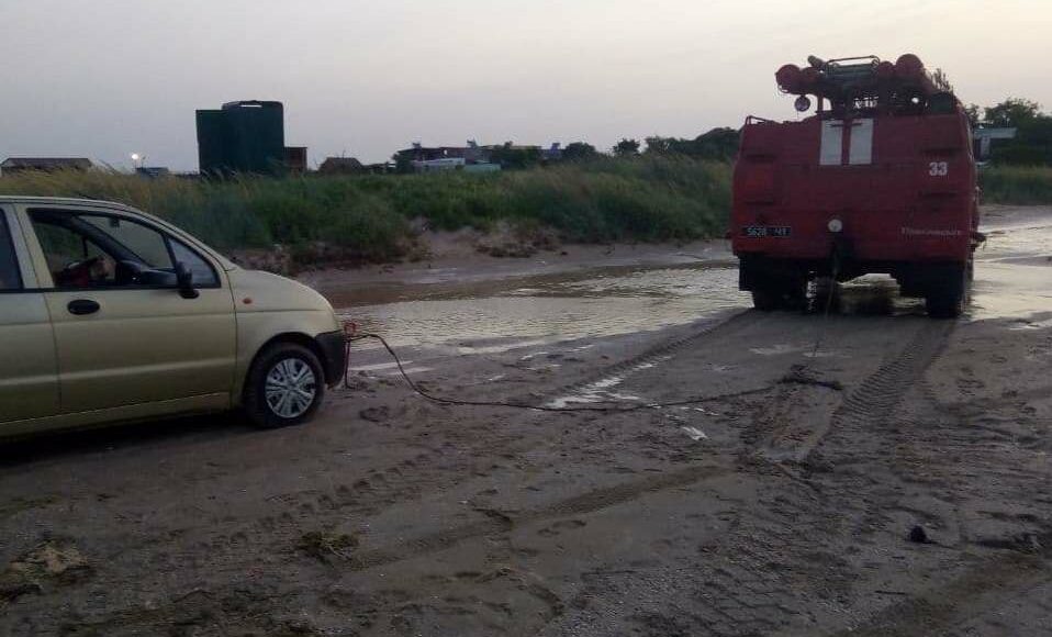 На узбережжі Азовського моря 20 автомобілів застрягли в морському піску: рятувальники евакуювали автомобілі та людей