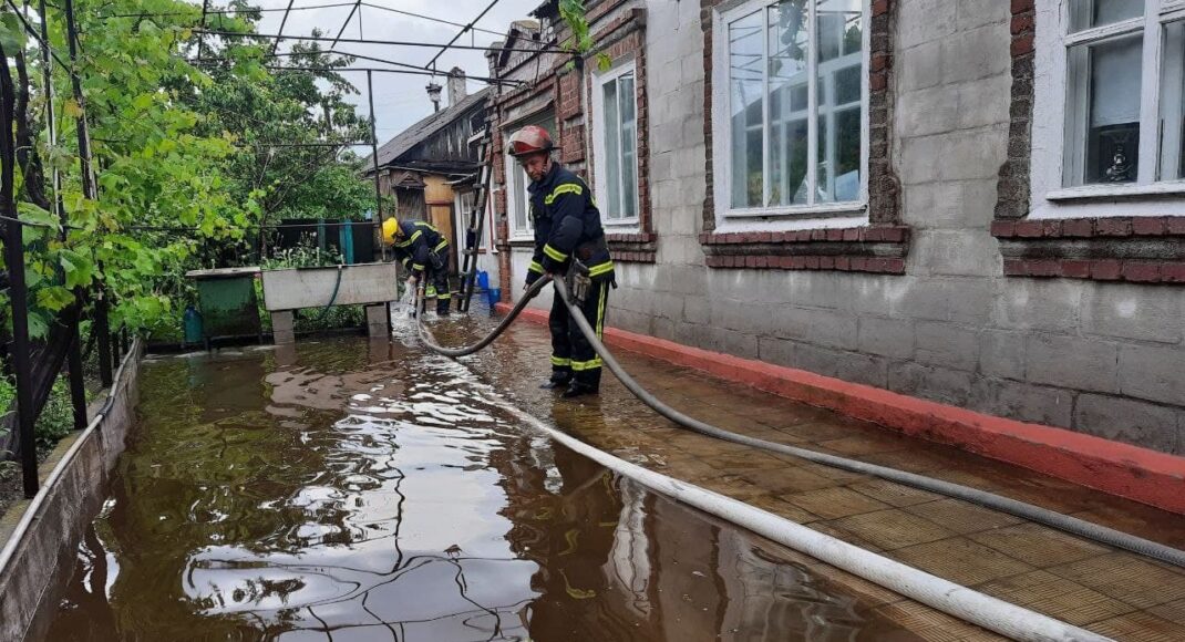 На Донеччині ліквідують наслідки негоди: відкачують воду із затоплених будинків (фото)