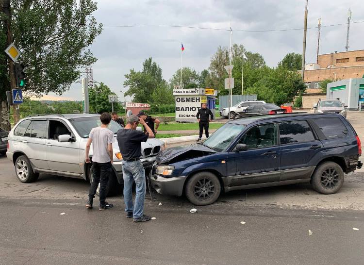 В окупованому Донецьку сталося лобове зіткнення двох автомобілів (фото)