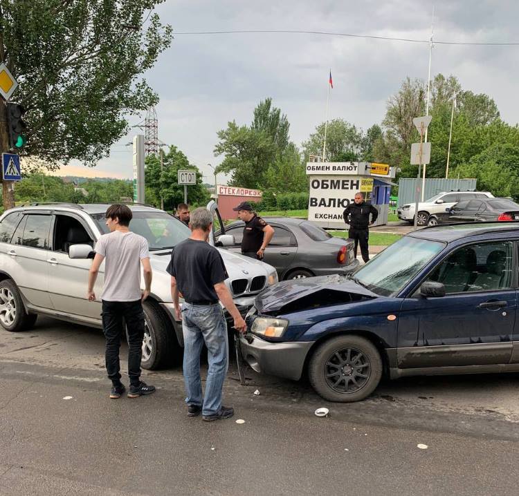 В оккупированном Донецке произошло лобовое столкновение двух автомобилей