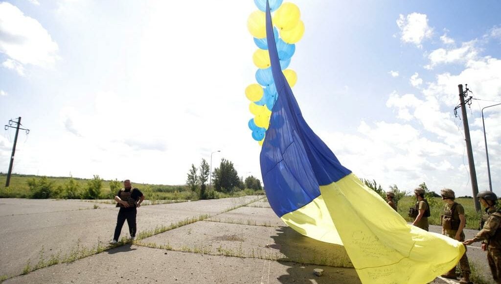 У бік окупованого Донецька українські захисники запустили 12-метровий прапор України (фото)