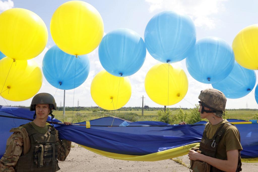 В сторону оккупированного Донецка украинские защитники запустили 12-метровый флаг Украины