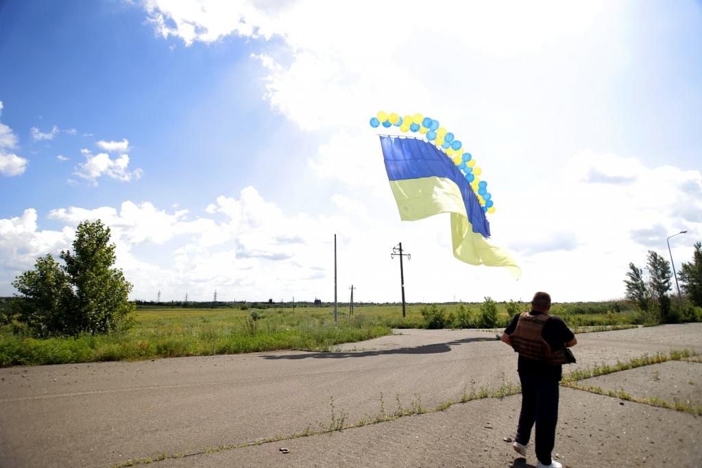 В сторону оккупированного Донецка украинские защитники запустили 12-метровый флаг Украины