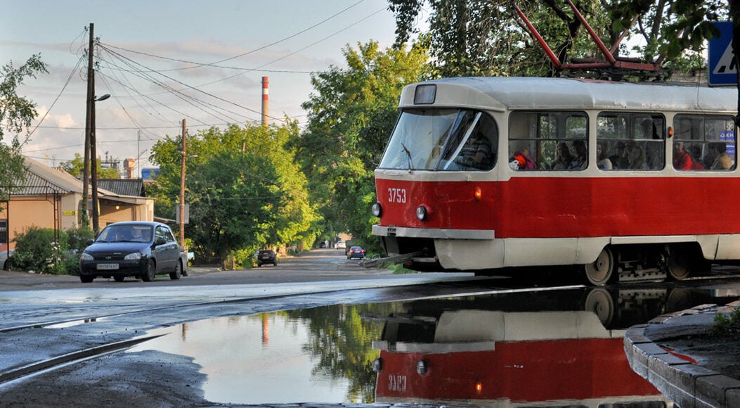 В оккупированном Донецке дождем затопило улицы, остановлено движение трамваев № 16 и № 8