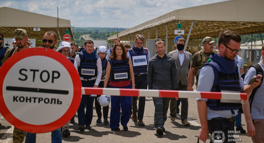 Голова ОБСЄ відвідала КПВВ Новотроїцьке: обговорили, як не залишити жителів ОРДО в повній ізоляції (фото)