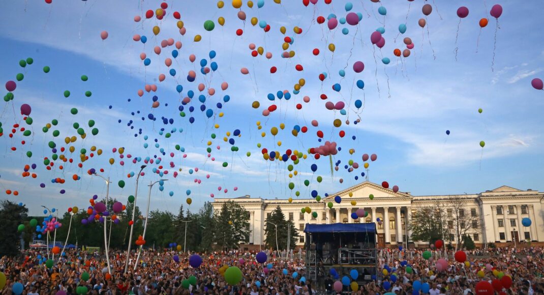 В Краматорске провели масштабный городской выпускной под открытым небом (фото)