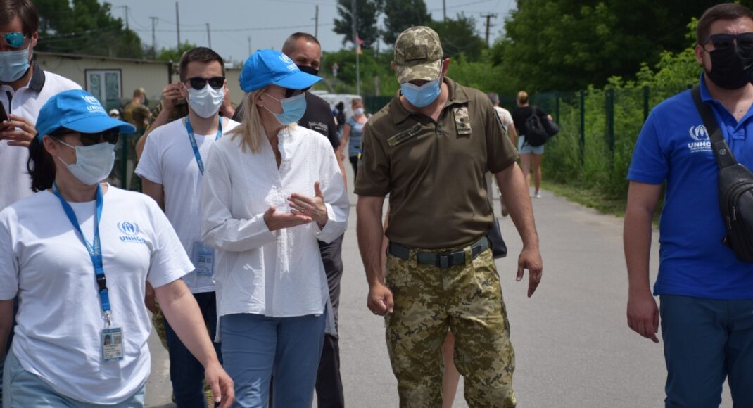 Представниця УВКБ ООН в Україні відвідала КПВВ Луганщини