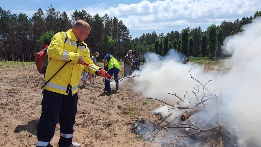 На Луганщине специалисты по лесам и ГСЧС провели Лесопожарную школу для волонтеров (фото)
