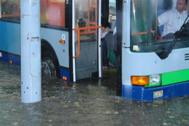 В окупованій Макіївці в маршрутці струмінь води з підлоги бив пасажирам під ноги (відео)