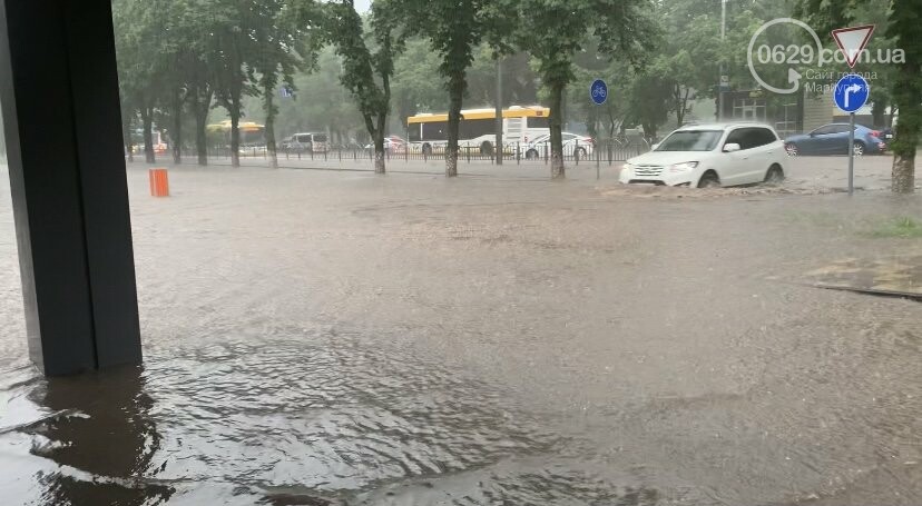 У Маріуполі через зливу зупинився транспорт у центрі міста (відео)