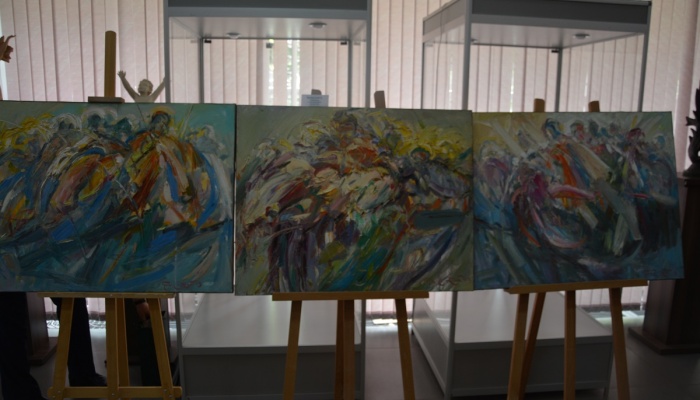 У Маріуполі відкрилася виставка картин "Схід-Захід": фото