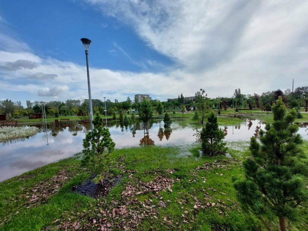 В Мариуполе из-за сильных дождей затопило новую зону барбекю