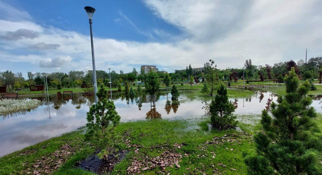 В Мариуполе из-за сильных дождей затопило новую зону барбекю (видео)