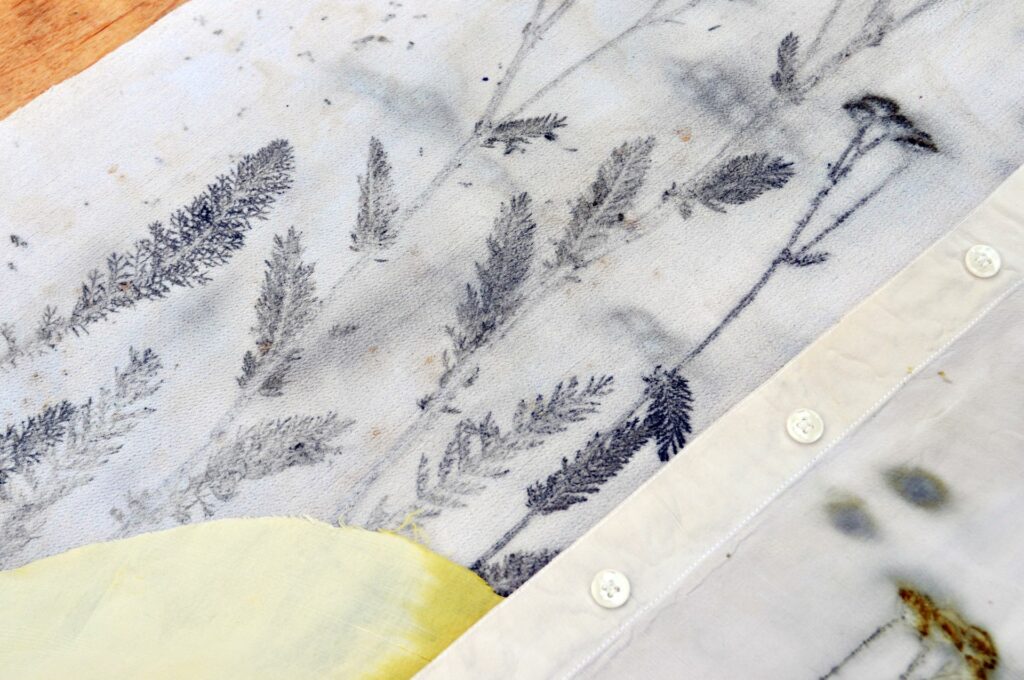 В рамках проекта "Заземление" в Соледаре художница сделала уникальные отпечатки растений на ткани 
