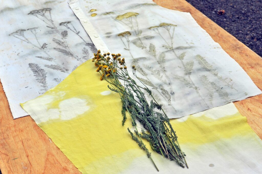 В рамках проекта "Заземление" в Соледаре художница сделала уникальные отпечатки растений на ткани