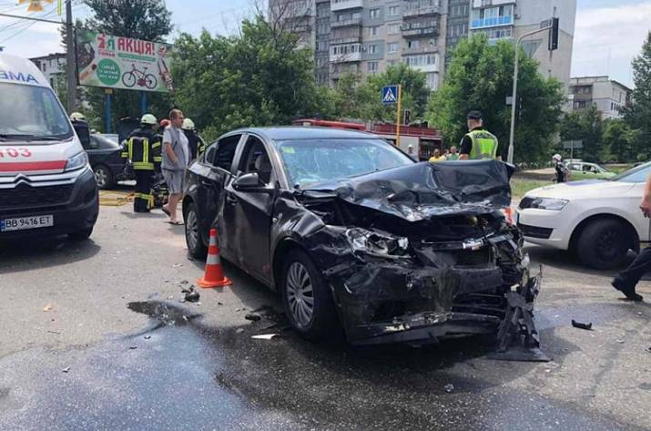 У Сєвєродонецьку зіткнулися автомобілі, постраждали дві людини