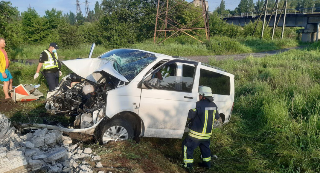 У Слов'янську автомобіль врізався в залізобетонний стовп: загинув пасажир, чотири людини постраждали