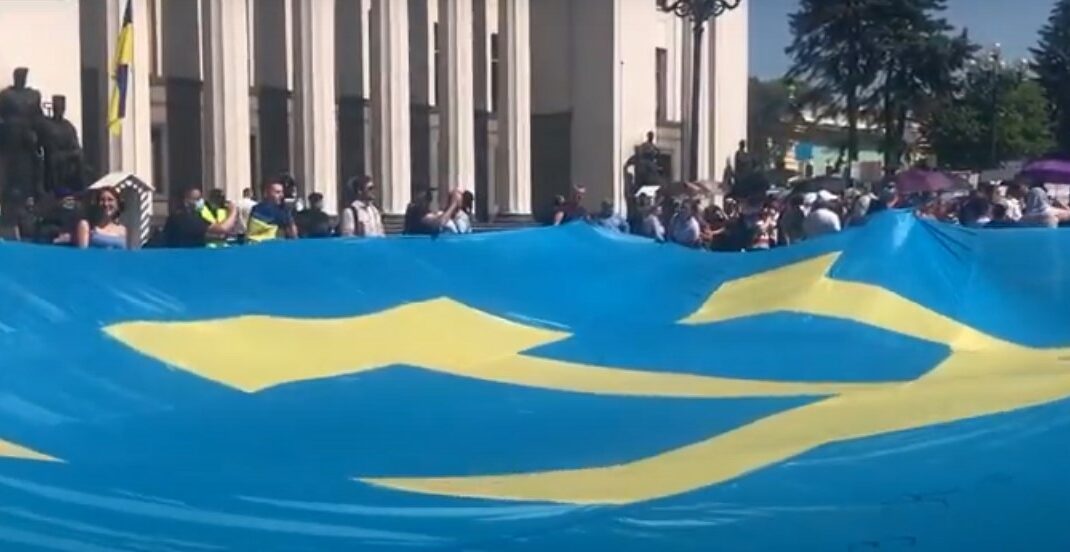 Крымскотатарский флаг из Краматорска развернули в Киеве в поддержку Крыма
