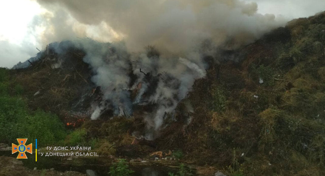 В Мариуполе горит мусорный полигон
