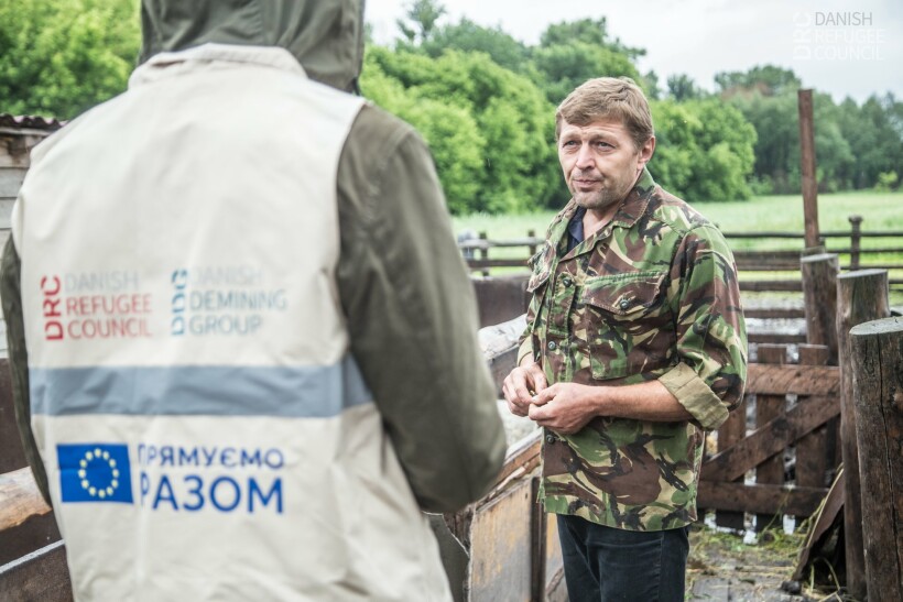 переселенец разводит свиней