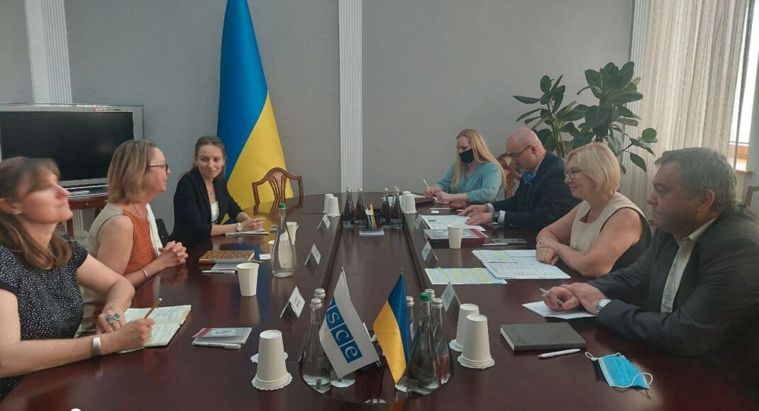 Денісова зустрілася з новим Координатором гуманітарної підгрупи ТКГ: обговорили відкриття КПВВ і обмін полоненими