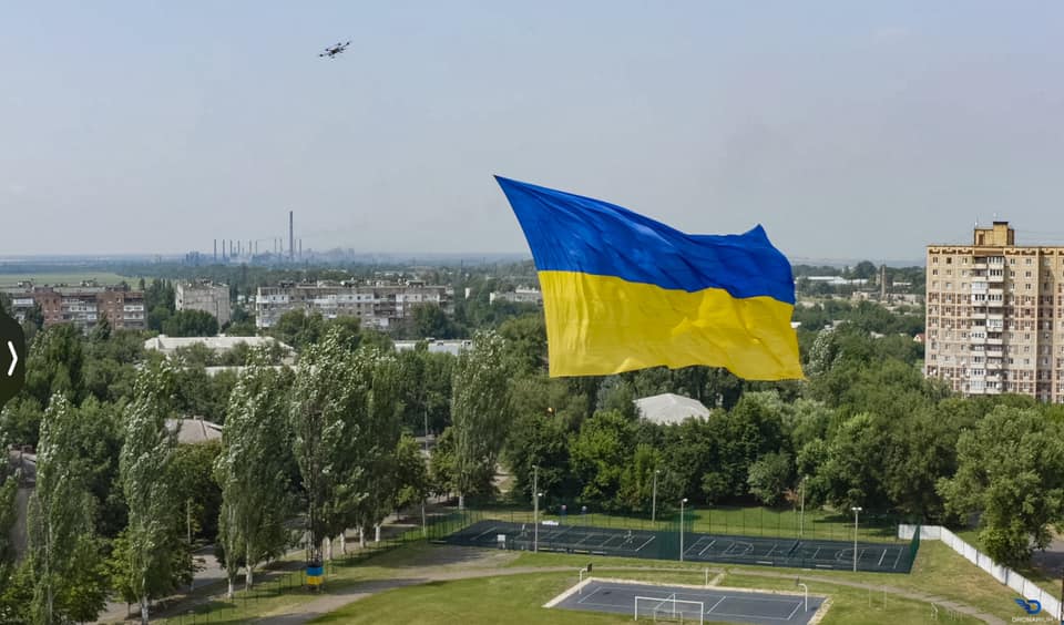 В Авдеевке в день освобождения от НВФ в небо запустили огромный флаг Украины (фото)