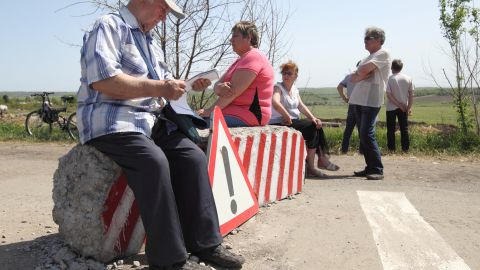 Жители ОРДО рассказали о проблемах на КПП "Еленовка": люди падают, дети плачут, НВФ перерывают вещи