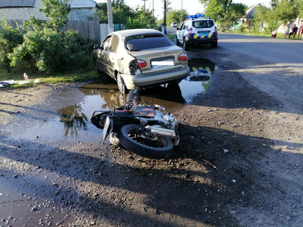 В Лиманском районе автомобиль столкнулся с мотоциклом: есть пострадавшие