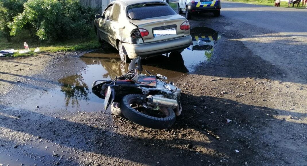 У Лиманському районі автомобіль зіткнувся з мотоциклом: є постраждалі