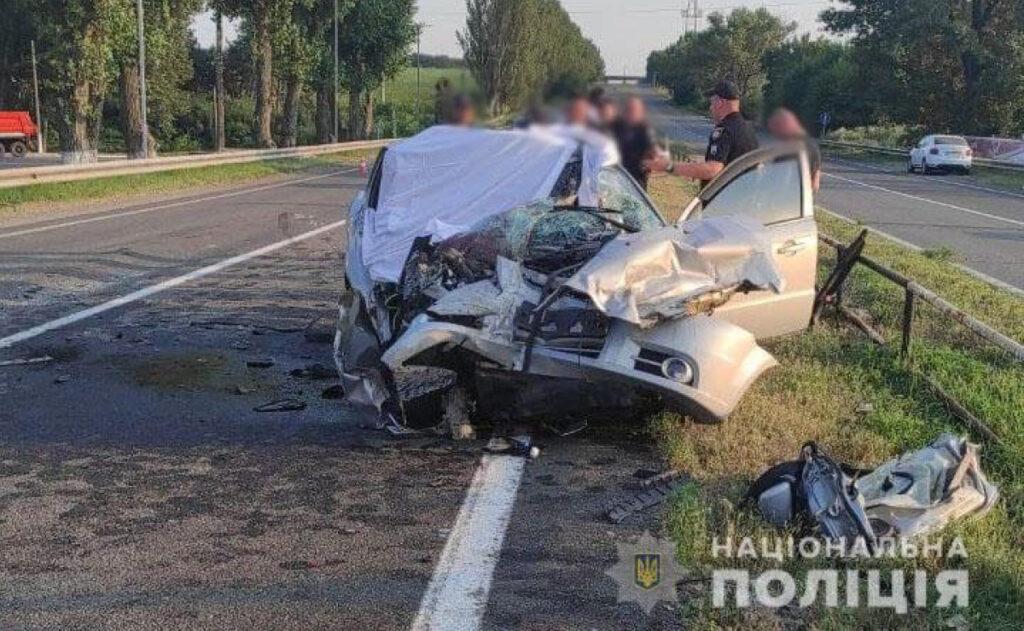 На дороге Мариуполь-Донецк автомобиль разбился об трактор: 2 человека погибли