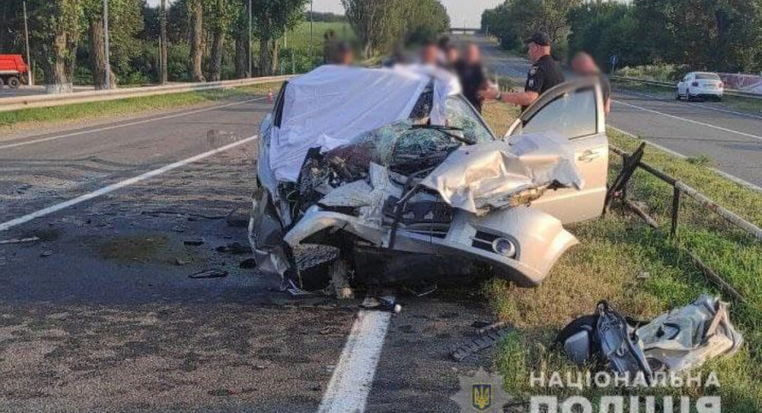 На дороге Мариуполь-Донецк автомобиль разбился об трактор: 2 человека погибли