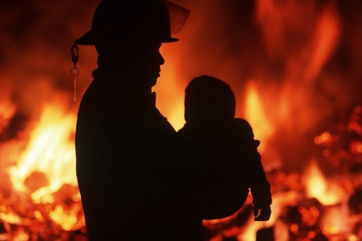 В Доброполье пожарные спасли из огня женщину с тремя детьми