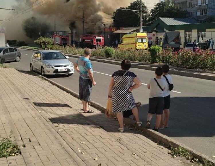 В оккупированном Донецке сгорели 2 магазина (фото)