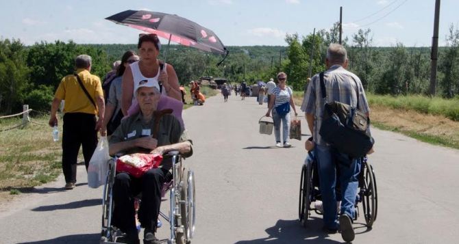 Через КПВВ "Станиця Луганська" міжнародники переправили літнього чоловіка з важкою травмою до Одеси