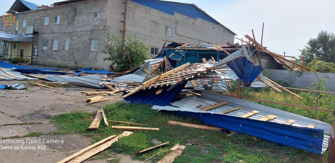 На Луганщине во время грозы сорвало металлическую крышу: погиб 1 человек