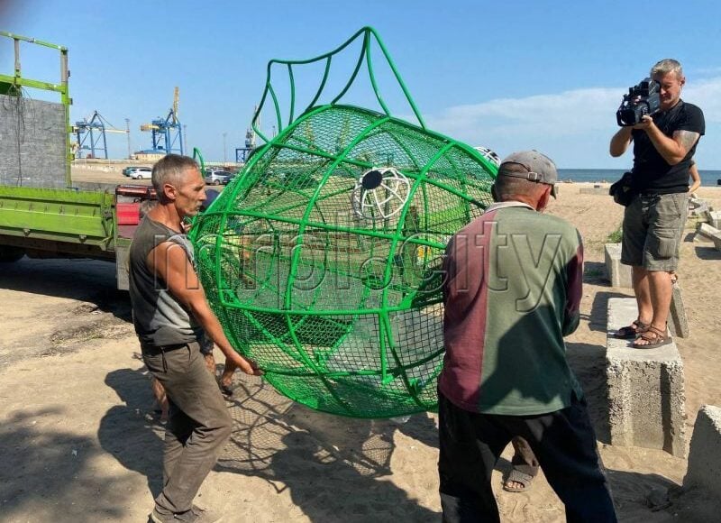 На пляжі Азовського моря в Маріуполі з'явилася «риба» для збору пластику (фото)