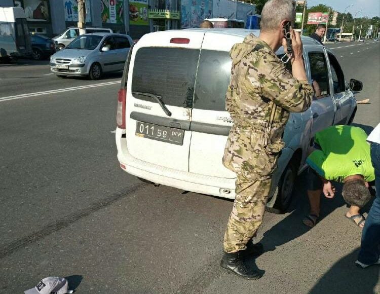 В оккупированной Макеевке член НВФ сбил двух девушек на пешеходном переходе