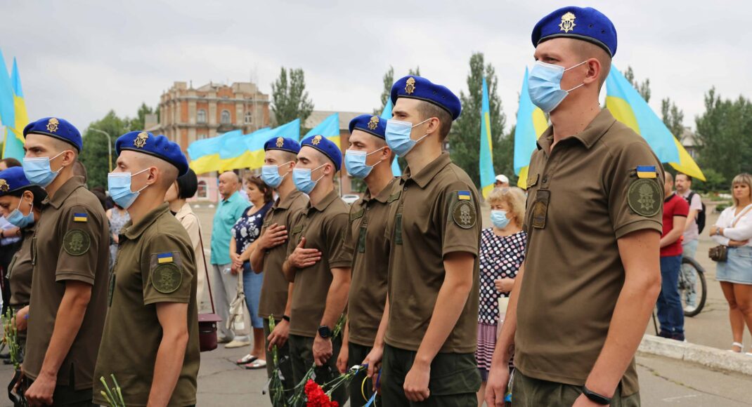 "Город свободен - живите спокойно!": в Северодонецке вручили грамоты защитникам города: фото