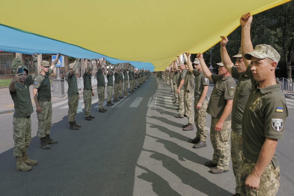 В Мариуполе развернули Государственный флаг Украины длиной в 128 метров