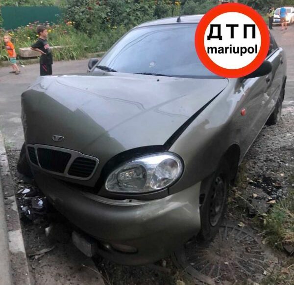 В Мариуполе автомобиль сбил ребенка на велосипеде и врезался в ларек