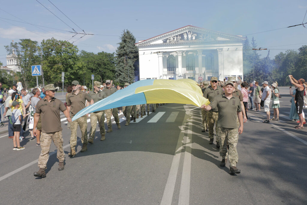 В Мариуполе развернули Государственный флаг Украины длиной в 128 метров