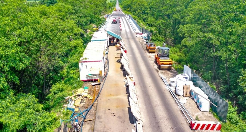 На Луганщині завершується будівництво шляхопроводу на дорозі обласного значення