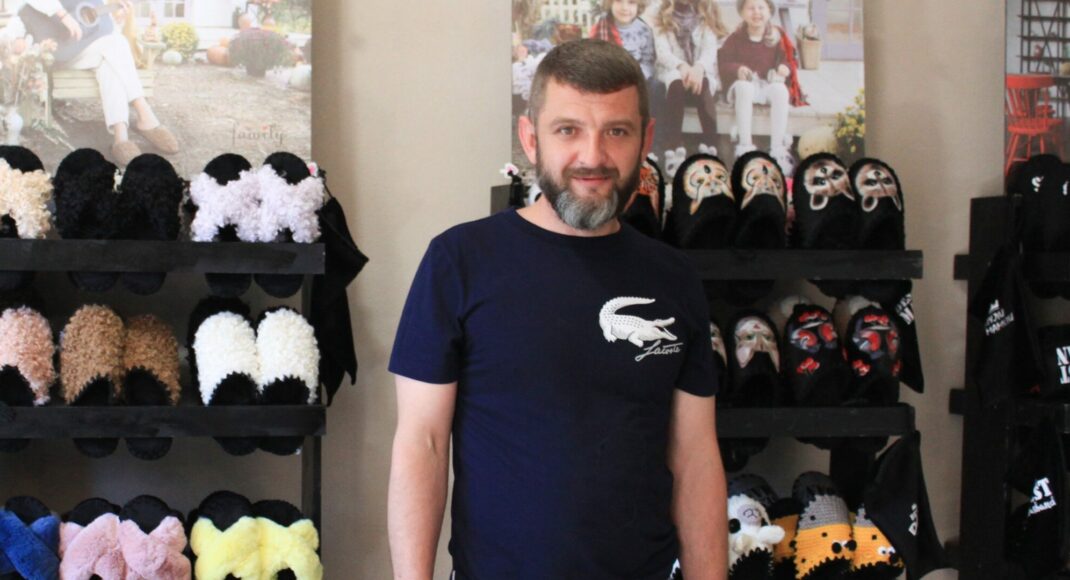 Житель Луганщины при поддержке Дании открыл в Золотом цех по пошиву обуви