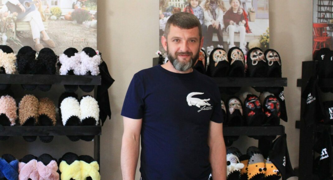 Житель Луганщини за допомогою гранту від Данії відкрив у Золотому цех з пошиття взуття