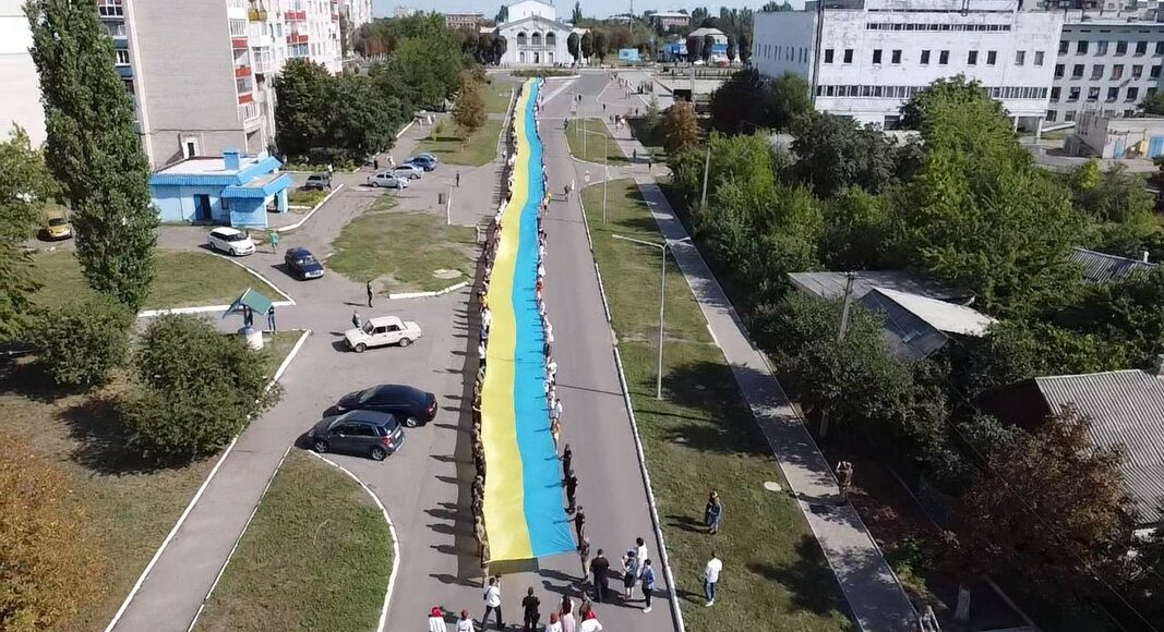 В Попасной развернули государственный флаг длиной 200 метров и установили рекорд (фото)