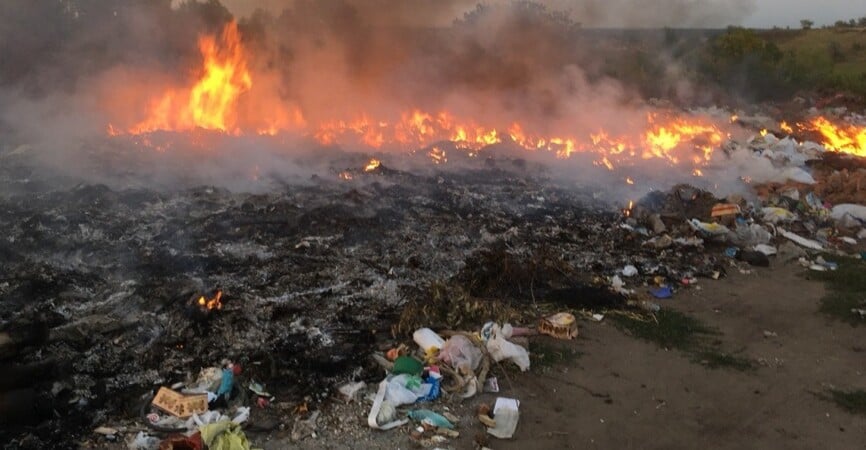 В окупованому Донецьку горить сміттєвий полігон