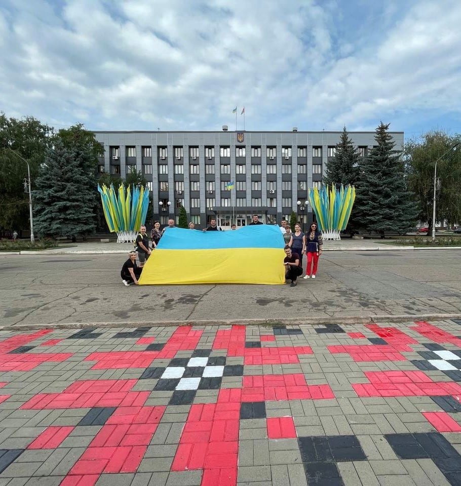 В Бахмуте ко Дню Независимости Украины обновили рисунок вышиванки (фото)